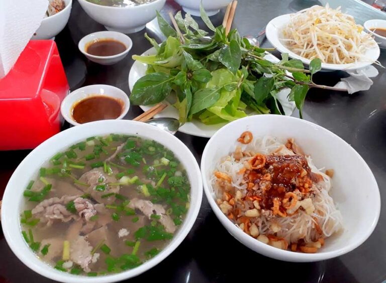 thưởng thức phở khô Gia Lai tại quán phở Hồng ở TP.Pleiku