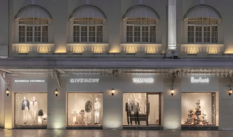 mô hình shop-in-shop: bốn nhà mốt danh tiếng Tom Ford, Brunello Cucinelli, Givenchy và Berluti trong cùng không gian