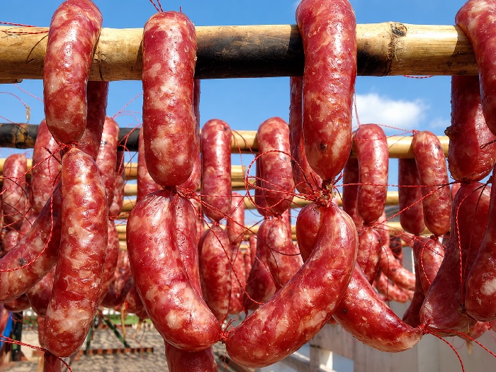 Tung lò mò An Giang: Món lạp xưởng bò đổi vị của người Chăm vì sao hút khách?