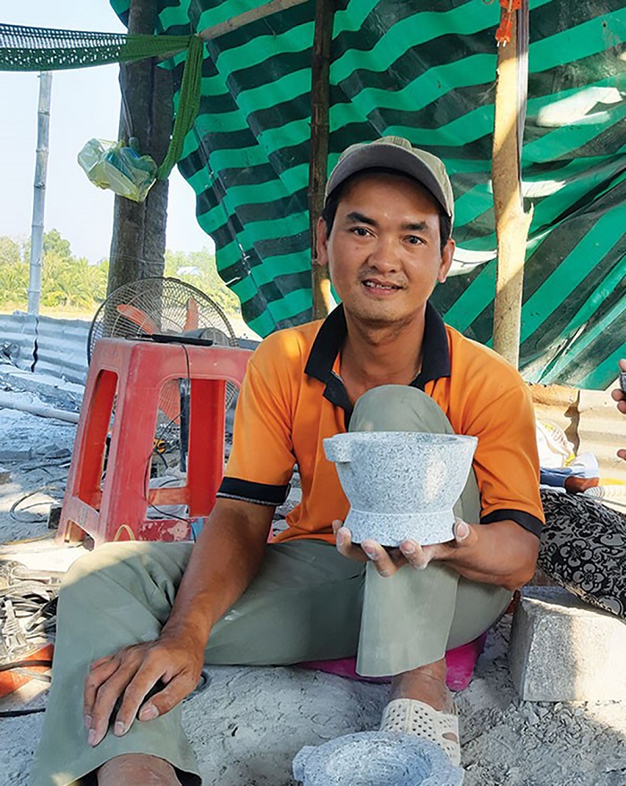 ông Nguyễn Ngọc Sĩ, người gắn bó gần 20 năm với nghề làm cối đá